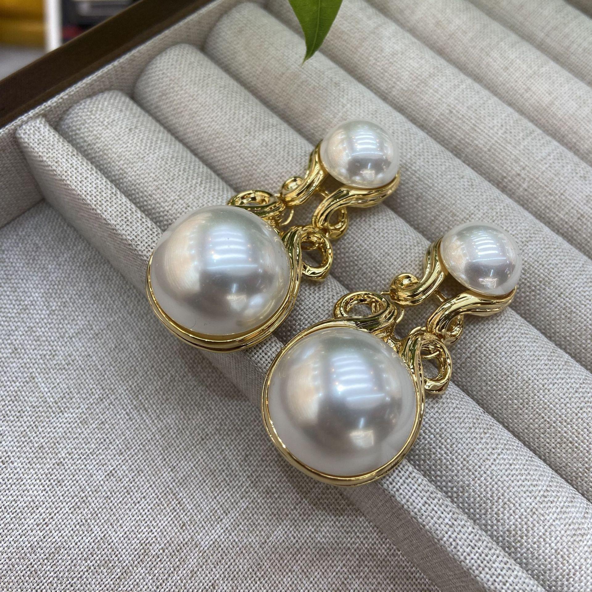 Retro Semicircular Pearl Earrings Delicate Small Round
Retro Semicircular Pearl Earrings Delicate Small Round