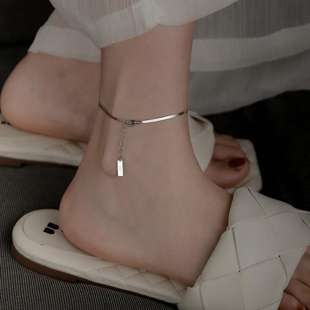 Модная цепочка из стерлингового серебра 925 пробы с плоской змеиной косточкой, серебряная цепочка в виде бобов, браслет на щиколотку для женщин, летние ювелирные аксессуары
Модная цепочка из стерлингового серебра 925 пробы с плоской змеиной косточкой, серебряная цепочка в виде бобов, браслет на щиколотку для женщин, летние ювелирные аксессуары