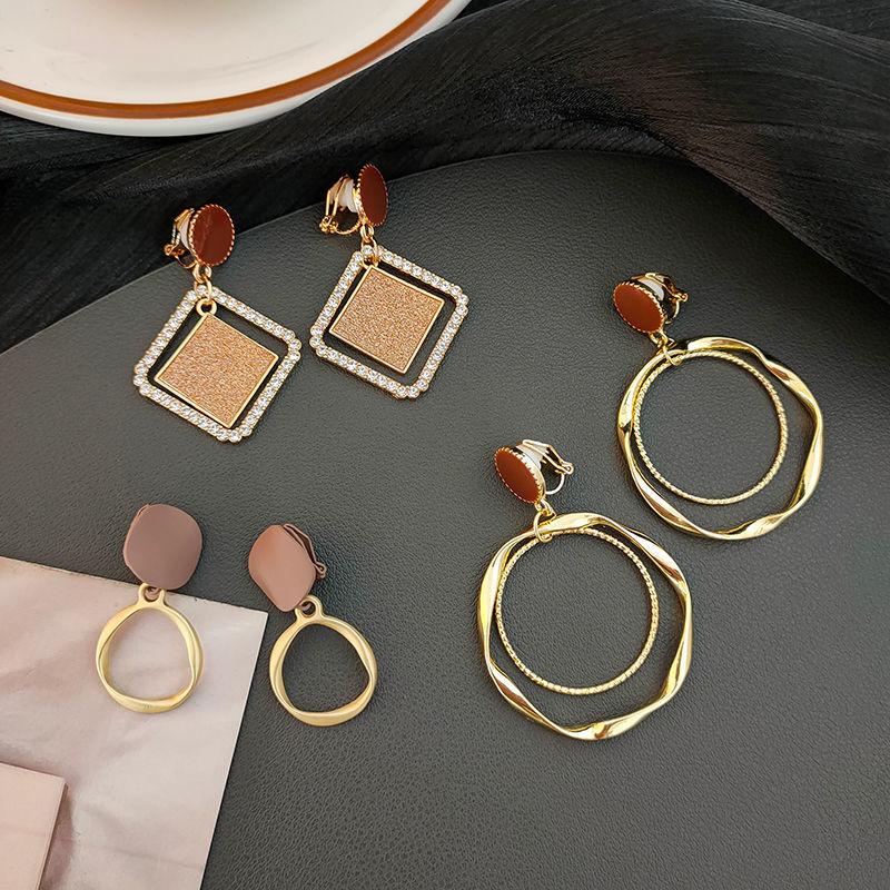 Elegant No-Ear-Hole Clip-On Earrings for Women: Slimming Round Face Design, Internet Celebrity Style
Elegant No-Ear-Hole Clip-On Earrings for Women: Slimming Round Face Design, Internet Celebrity Style