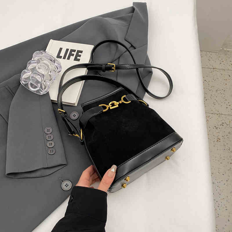 Высококачественные ретро женские маленькие сумки новые модные женские сумки через плечо осень-зима модная замшевая бархатная сумка-ведро
Высококачественные ретро женские маленькие сумки новые модные женские сумки через плечо осень-зима модная замшевая бархатная сумка-ведро