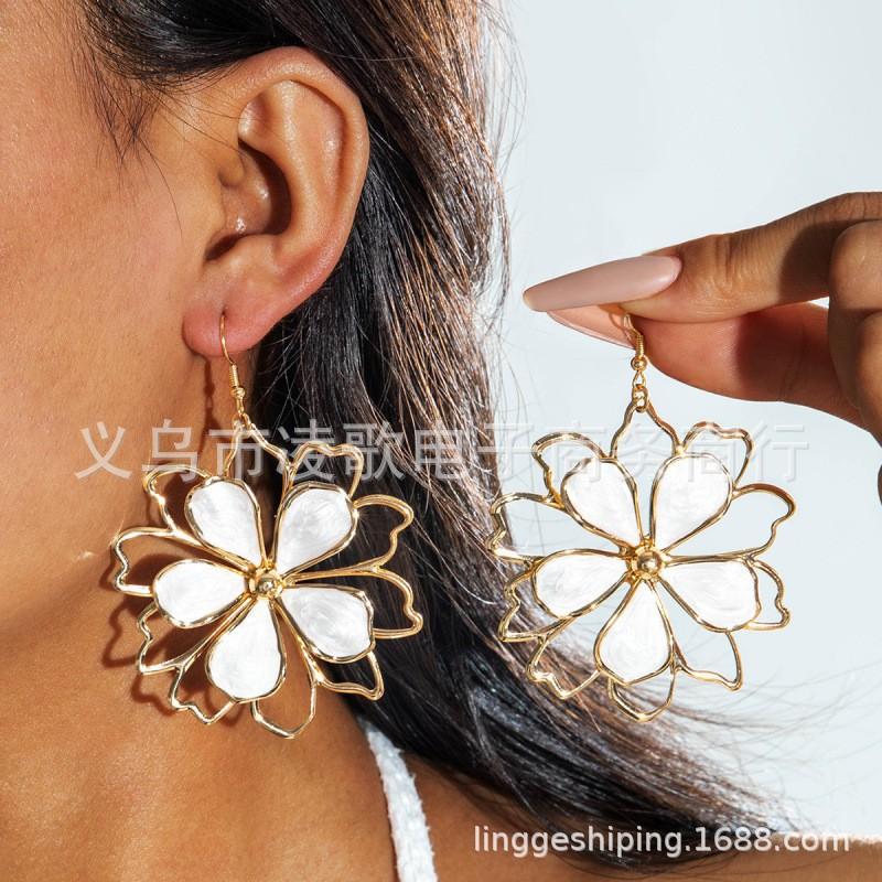Metal oil drop collar women s light luxury necklace earrings set simple jewelry
Metal oil drop collar women s light luxury necklace earrings set simple jewelry