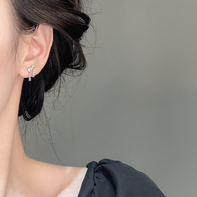 Simple and small double-click love stud earrings, women s water drop zircon heart-shaped earrings, new niche design earrings.
Simple and small double-click love stud earrings, women s water drop zircon heart-shaped earrings, new niche design earrings.