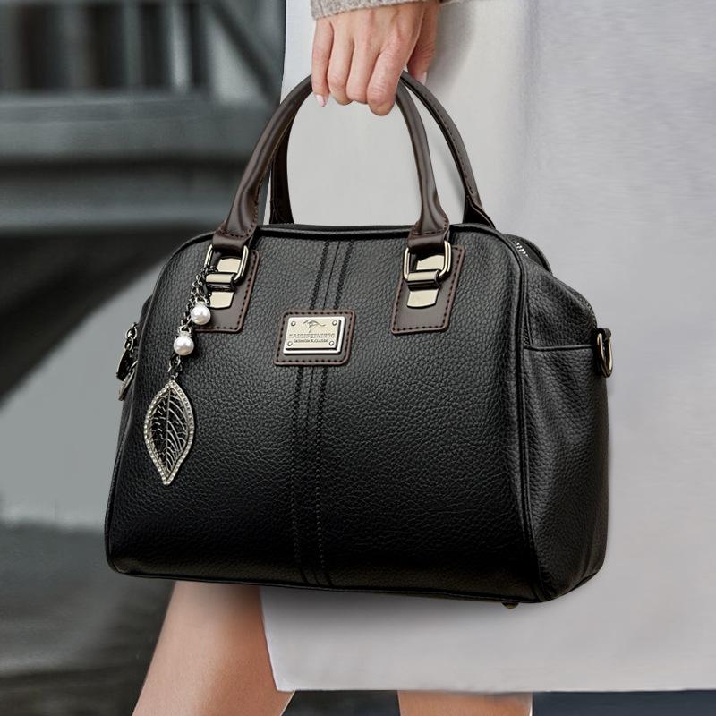 The Crossbody Bag Is Fashionable and Elegant. It Is A Single-shoulder Handbag for Women чорний
The Crossbody Bag Is Fashionable and Elegant. It Is A Single-shoulder Handbag for Women чорний