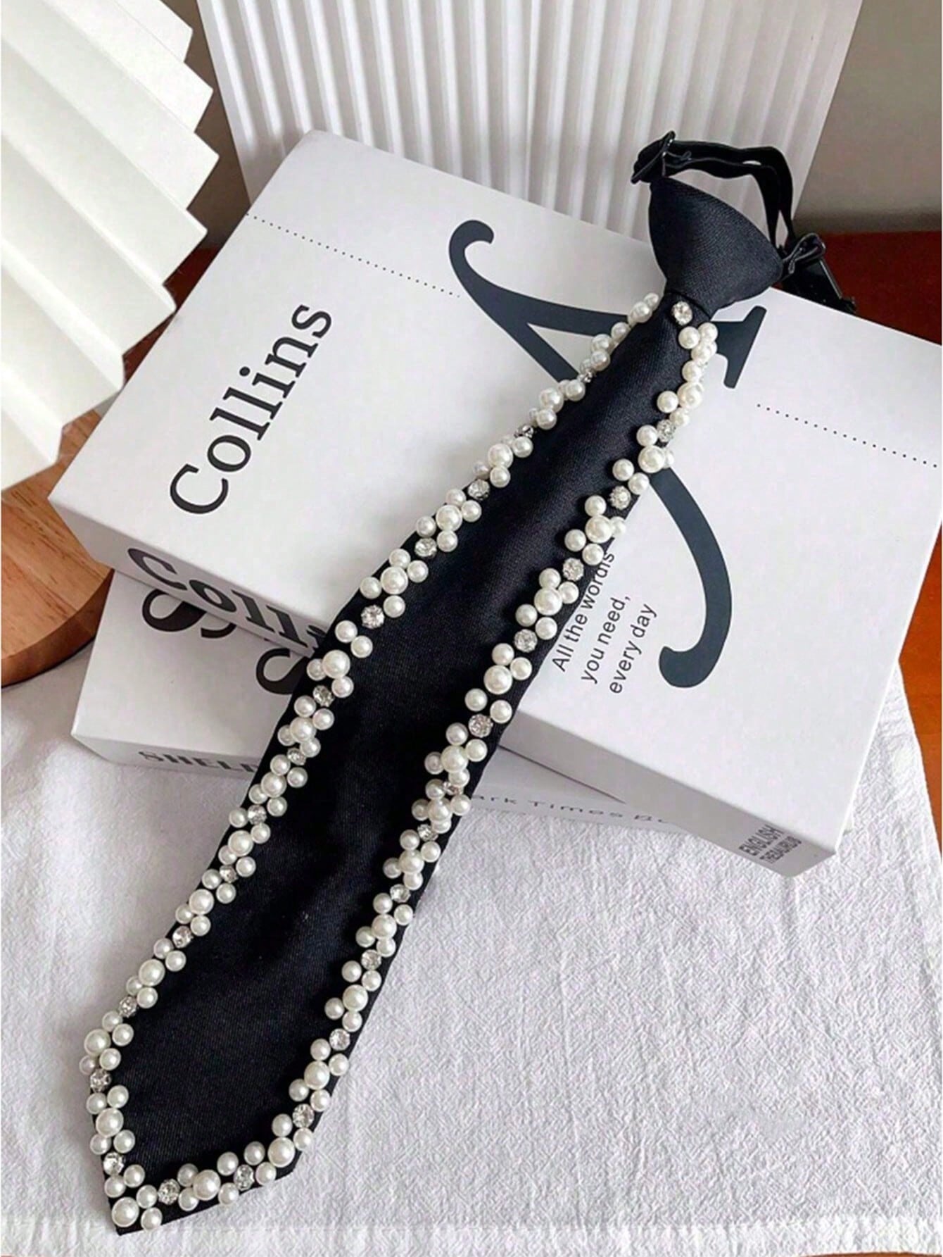 1Pc Elegant Women s Pearl Tie, Handmade Pearl & Rhinestone Decorated Tie, Adjustable Pre-Tied Silk Tie чорний
1Pc Elegant Women s Pearl Tie, Handmade Pearl & Rhinestone Decorated Tie, Adjustable Pre-Tied Silk Tie чорний