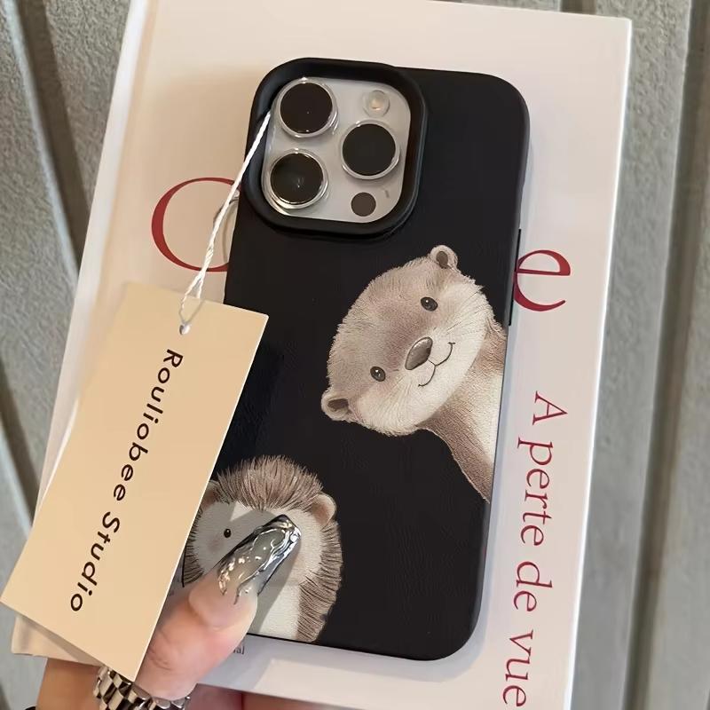 Милый чехол для телефона с узором из ежика и выдры для iPhone 17 Pro Max 16 Plus 15 Pro 14 13 12 11 XS XR 17Air Мягкий чехол с текстурой личи iPhone Air
Милый чехол для телефона с узором из ежика и выдры для iPhone 17 Pro Max 16 Plus 15 Pro 14 13 12 11 XS XR 17Air Мягкий чехол с текстурой личи iPhone Air