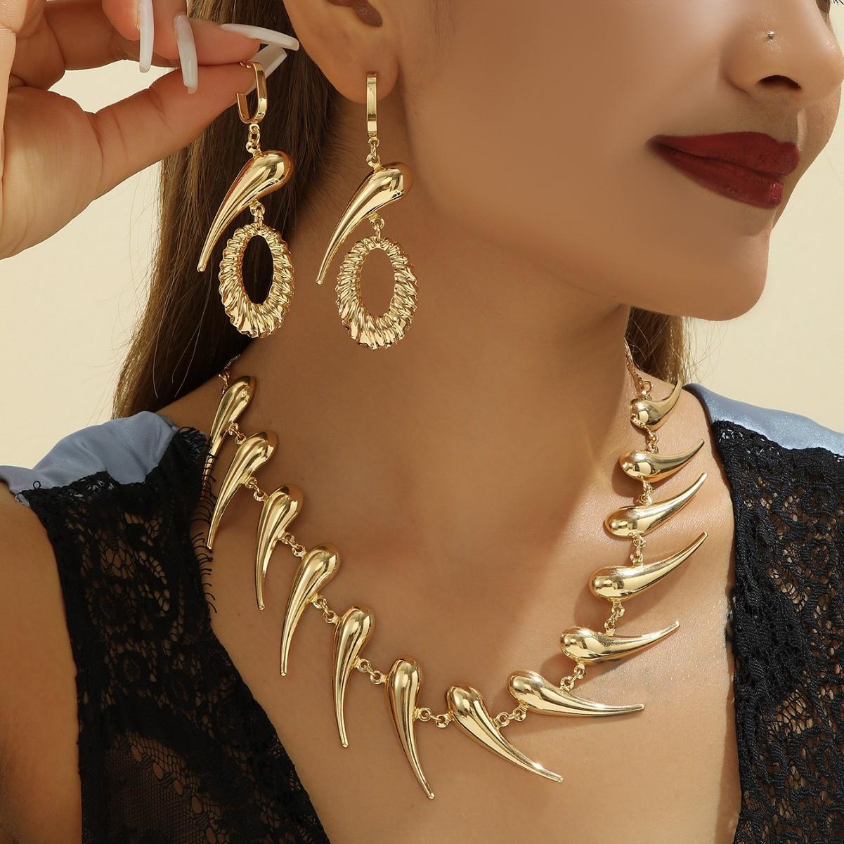 Модные серьги-гвоздики для женского комплекта ювелирных изделий золотой 
Модные серьги-гвоздики для женского комплекта ювелирных изделий золотой