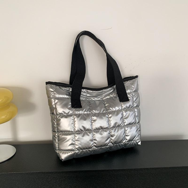 Fashi Quilted Shoulder Bags Down Cott Padded Large Capacity Tote Bags Solid Color Shopping Bags Women Girls (30cm<Max Length<50cm) срібний
Fashi Quilted Shoulder Bags Down Cott Padded Large Capacity Tote Bags Solid Color Shopping Bags Women Girls (30cm<Max Length<50cm) срібний