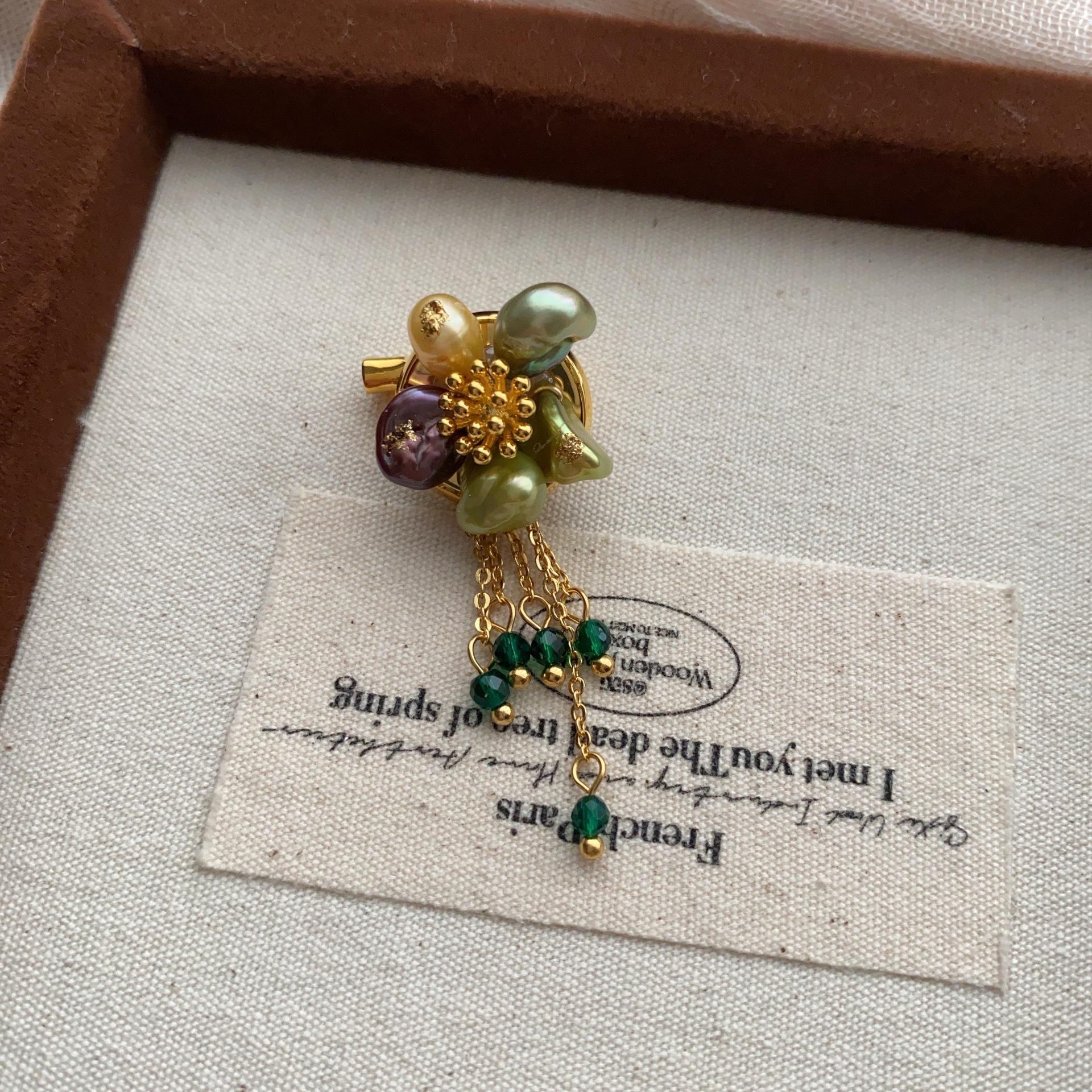 Bow Smart Tassel Emerald Crystal Leaf Inlaid Brooch Exquisite Retro Suit Pin Brooch Temperament
Bow Smart Tassel Emerald Crystal Leaf Inlaid Brooch Exquisite Retro Suit Pin Brooch Temperament