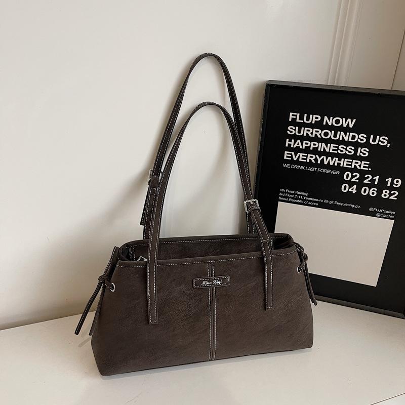 Retro simple large-capacity handbag women s winter new high-value underarm bag commuter shoulder bag
Retro simple large-capacity handbag women s winter new high-value underarm bag commuter shoulder bag