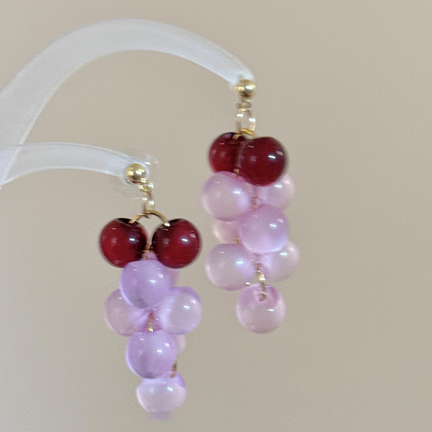 Silver needle resin grape beaded earrings, small and fresh in summer, seaside vacation style stud earrings design sense, niche earrings women
Silver needle resin grape beaded earrings, small and fresh in summer, seaside vacation style stud earrings design sense, niche earrings women