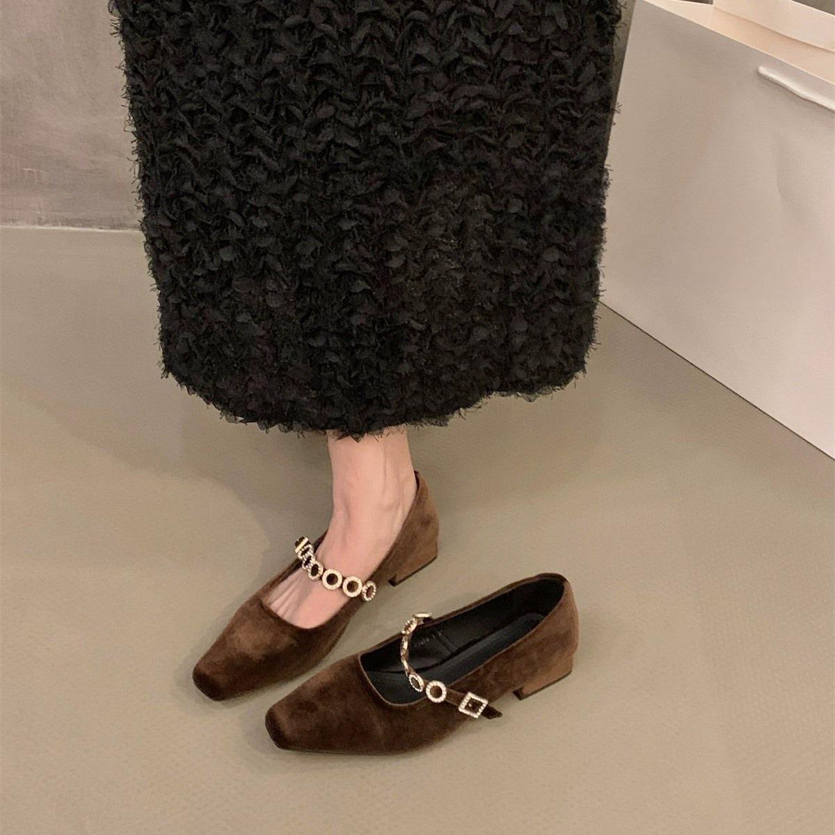 Thick heel French suede Mary Jane single shoes women s shoes 2024 new autumn and winter retro black square head evening shoes 39 червоний
Thick heel French suede Mary Jane single shoes women s shoes 2024 new autumn and winter retro black square head evening shoes 39 червоний