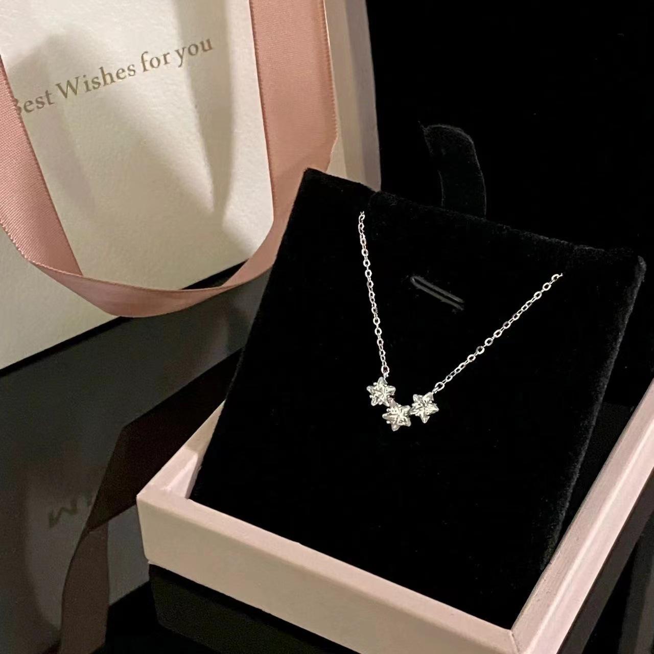 Silver Star Necklace Shiny Zircon Pentagram Clavicle Chain Exquisite Small Pendant Female Wedding Jewelry Gift срібний
Silver Star Necklace Shiny Zircon Pentagram Clavicle Chain Exquisite Small Pendant Female Wedding Jewelry Gift срібний