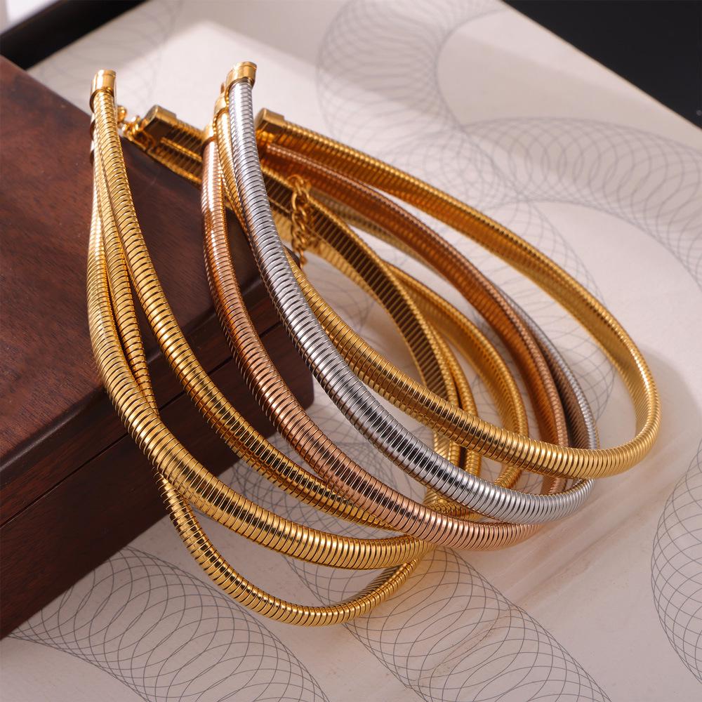 European-American Fashion Goose Throat Necklace: 18K Gold-Plated Titanium Steel, Three-Layer Snake Chain Choker, Color Retention.
European-American Fashion Goose Throat Necklace: 18K Gold-Plated Titanium Steel, Three-Layer Snake Chain Choker, Color Retention.