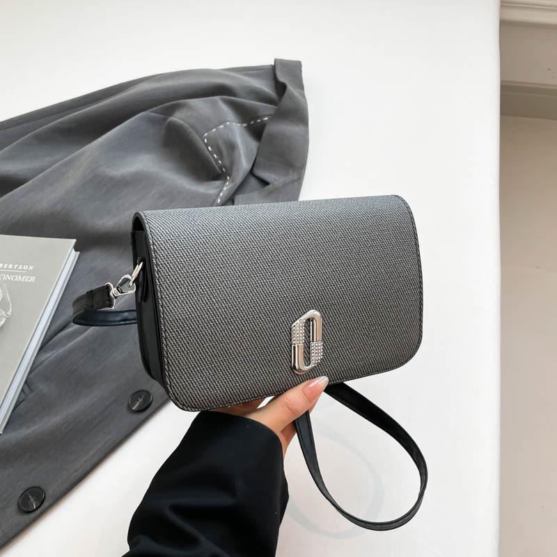 Stylish and simple, high-end texture trend handbag, spring new light luxury niche shoulder messenger bag чёрный
Stylish and simple, high-end texture trend handbag, spring new light luxury niche shoulder messenger bag чёрный