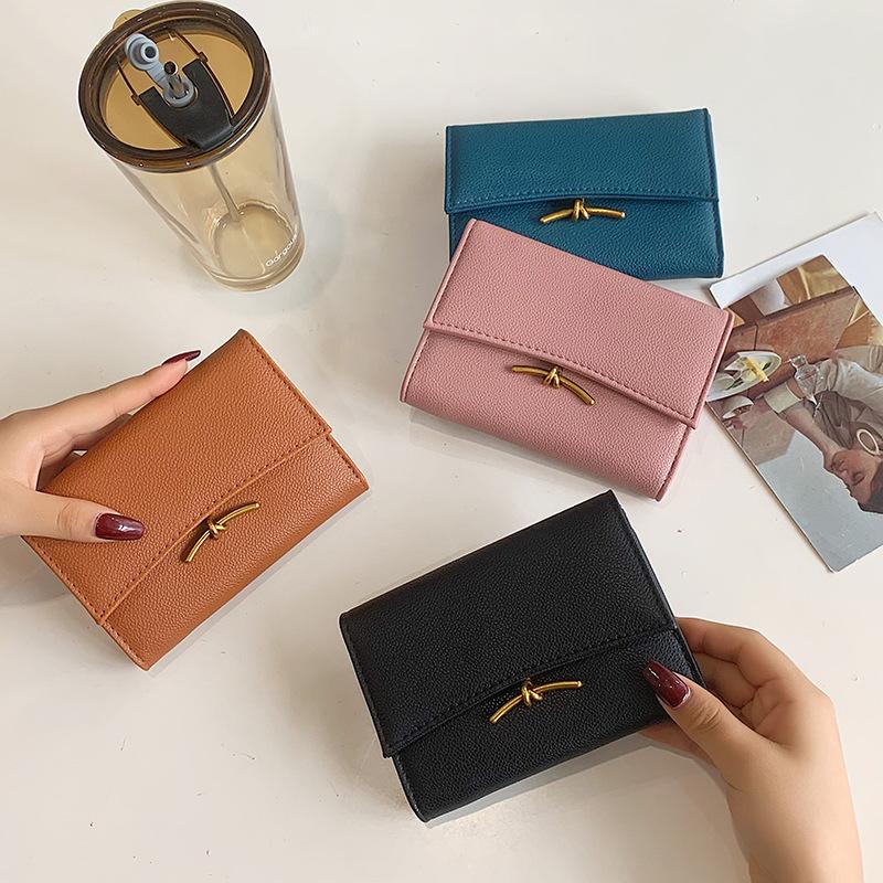 2025 spring new stylish and simple three-fold short women s wallet, multi-functional clutch bag синий
2025 spring new stylish and simple three-fold short women s wallet, multi-functional clutch bag синий