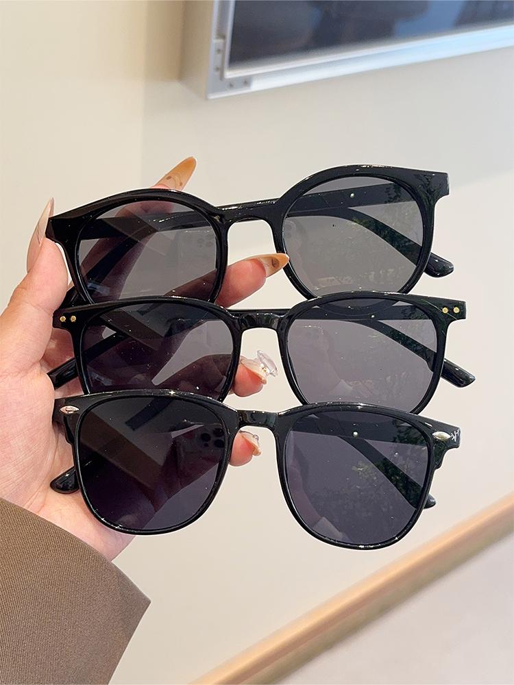 3Pcs Classic Retro Style Round Frame Glasses Set Casual Decorative Glasses Suitable for Party Festival Perfect Fashion and Gifts
3Pcs Classic Retro Style Round Frame Glasses Set Casual Decorative Glasses Suitable for Party Festival Perfect Fashion and Gifts