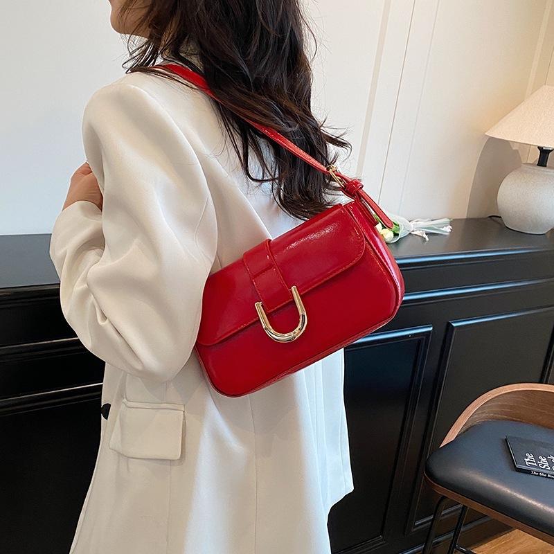Simple niche single shoulder armpit bag women s summer new personalized casual fashion messenger small square bag червоний
Simple niche single shoulder armpit bag women s summer new personalized casual fashion messenger small square bag червоний