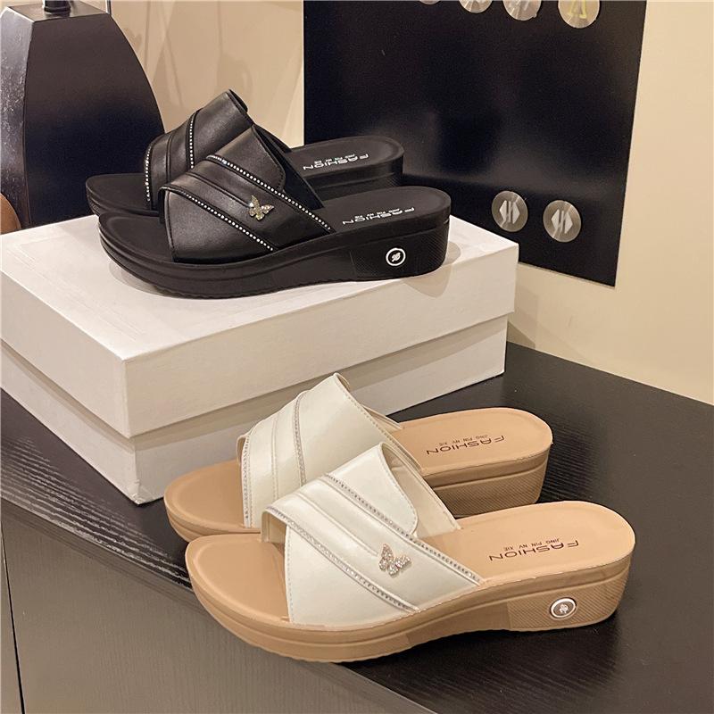 Summer new women s shoes soft-soled non-slip women s slippers wear platform-soled beach shoes women s simple and versatile word with sandals 35
Summer new women s shoes soft-soled non-slip women s slippers wear platform-soled beach shoes women s simple and versatile word with sandals 35