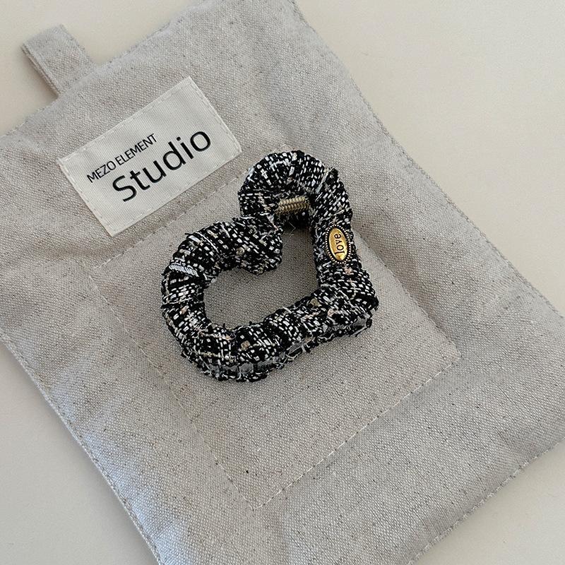 1pc Sweet Style Hair Claw Clip, Korean Heart Design, Elegant Half-Up Hairstyle Accessory, Middle Size, Black, for Women - Autumn and Winter Collection
1pc Sweet Style Hair Claw Clip, Korean Heart Design, Elegant Half-Up Hairstyle Accessory, Middle Size, Black, for Women - Autumn and Winter Collection