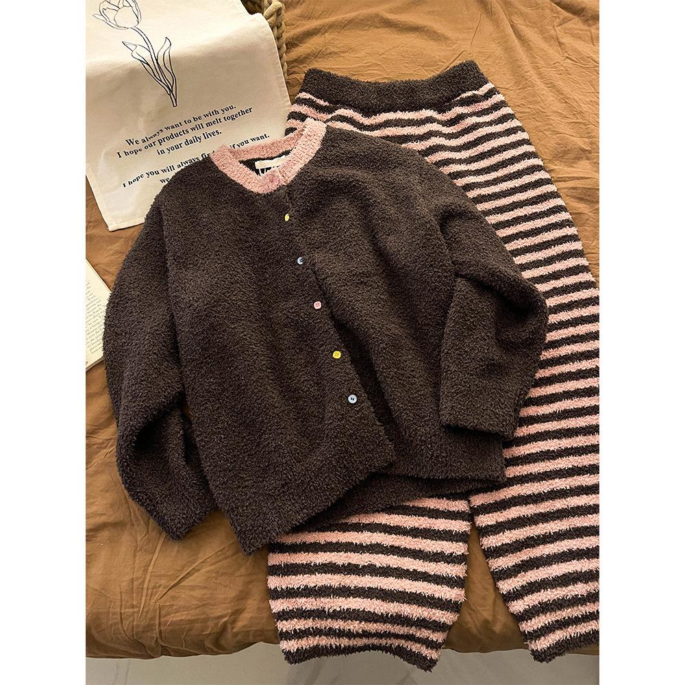Korean high-end light pink striped knitted half-edge velvet pajamas women s winter new thickened loungewear spot M
Korean high-end light pink striped knitted half-edge velvet pajamas women s winter new thickened loungewear spot M