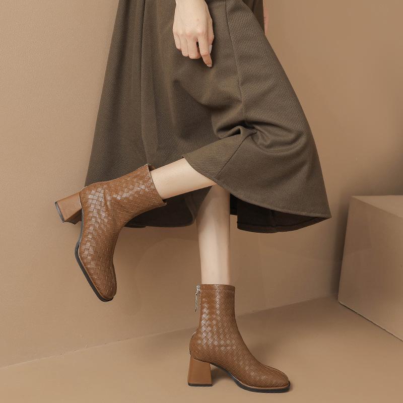 H793-13 Woven plaid boots women s autumn and winter new temperament trendy short boots rear zipper light luxury thick heel women 35 чёрный
H793-13 Woven plaid boots women s autumn and winter new temperament trendy short boots rear zipper light luxury thick heel women 35 чёрный