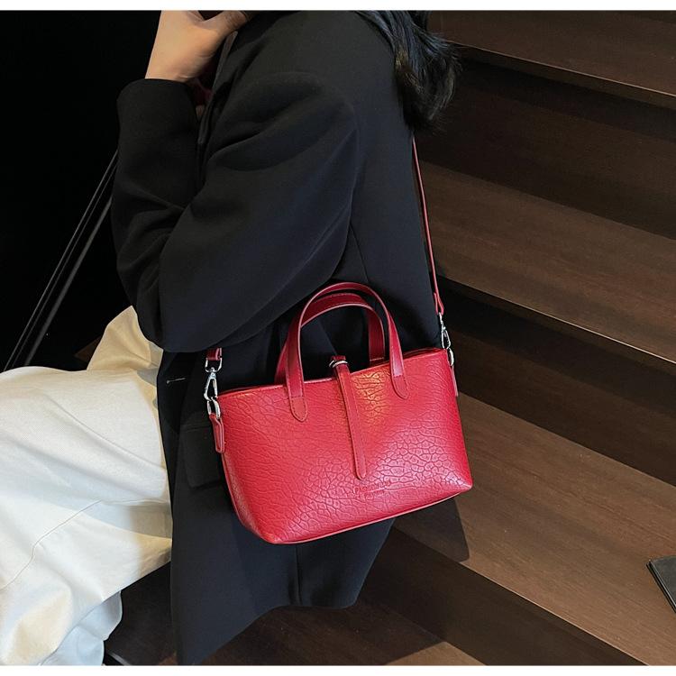 Premium fashion handbag women s 2025 new versatile small square bag simple shoulder messenger bag чорний
Premium fashion handbag women s 2025 new versatile small square bag simple shoulder messenger bag чорний