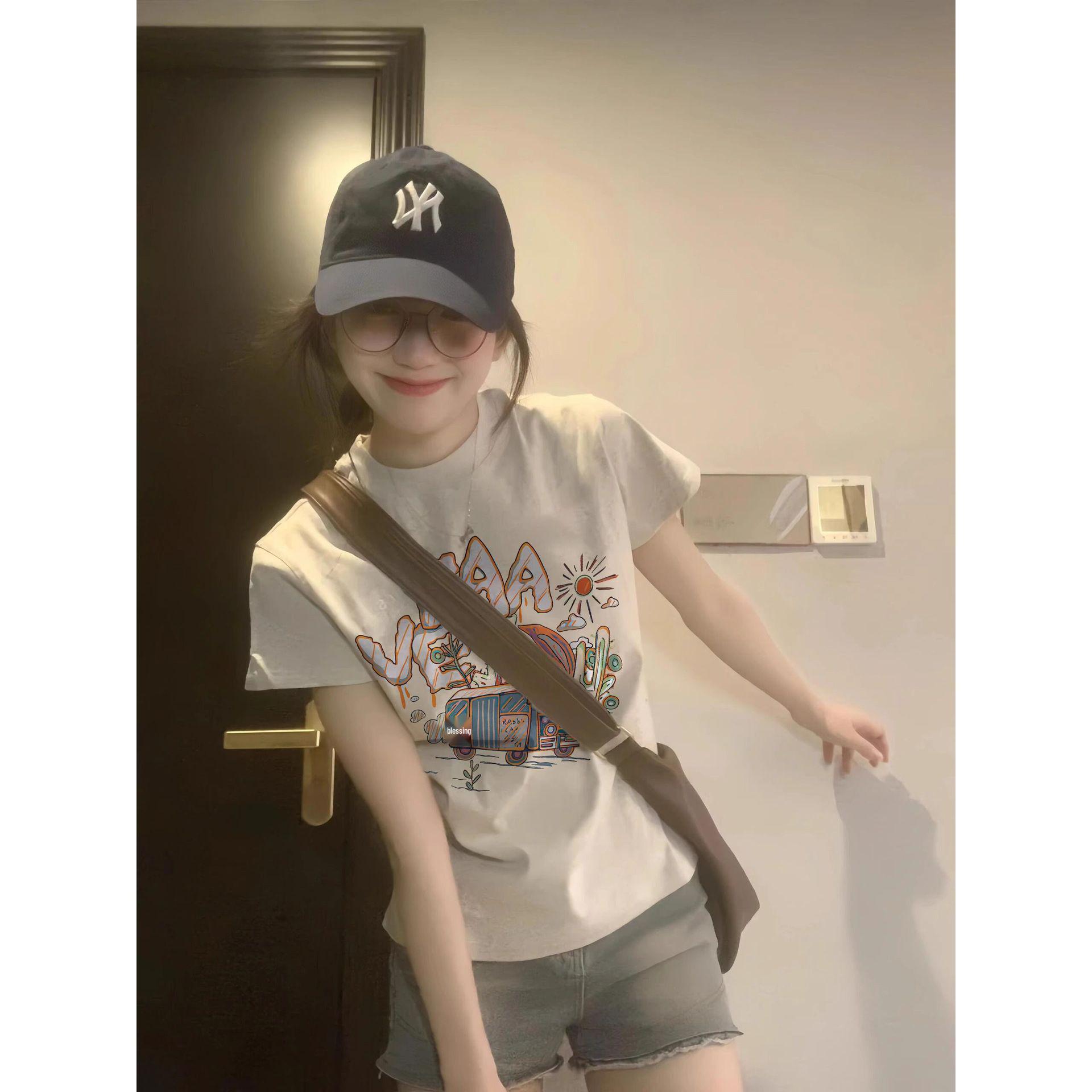 Корейский шик, приталенная женская футболка с коротким рукавом – Модная, универсальная, омолаживающий дизайн 2XL серый/белый
Корейский шик, приталенная женская футболка с коротким рукавом – Модная, универсальная, омолаживающий дизайн 2XL серый/белый