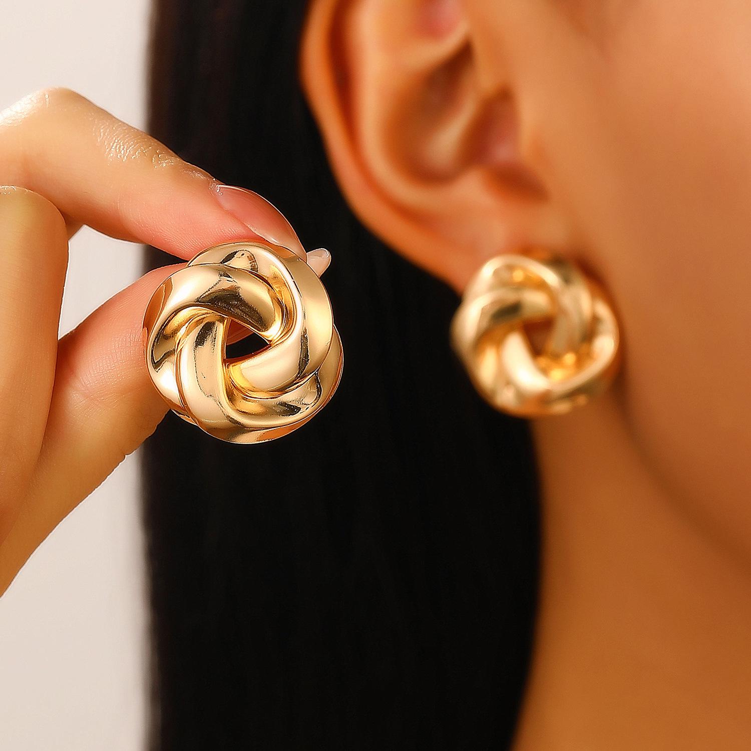 Элегантный комплект из ожерелья, серег и кольца в европейском и американском стиле для ежедневного ношения
Элегантный комплект из ожерелья, серег и кольца в европейском и американском стиле для ежедневного ношения