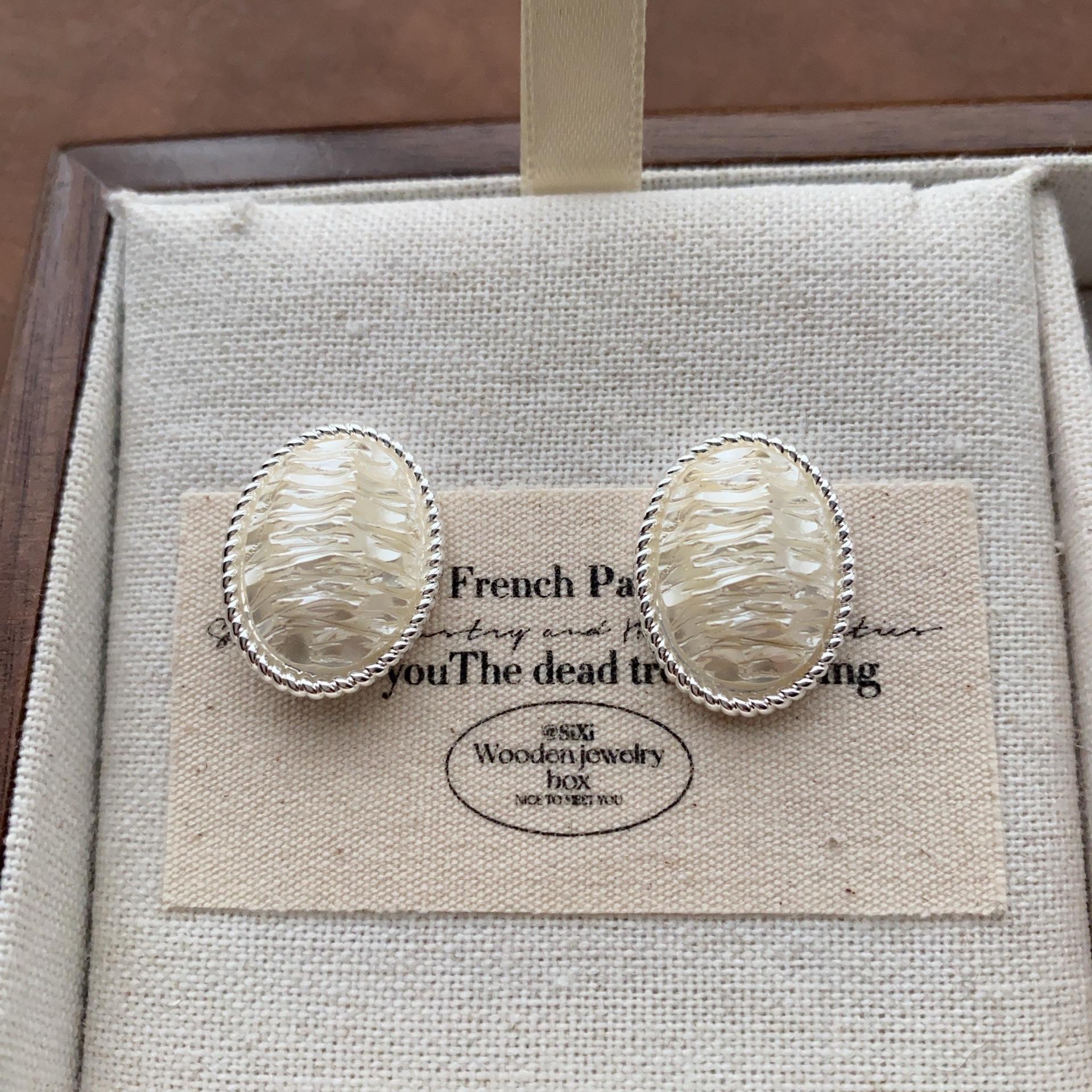 Oval texture resin stud earrings women s high sense niche fashion romantic personality light luxury daily commuter earrings
Oval texture resin stud earrings women s high sense niche fashion romantic personality light luxury daily commuter earrings