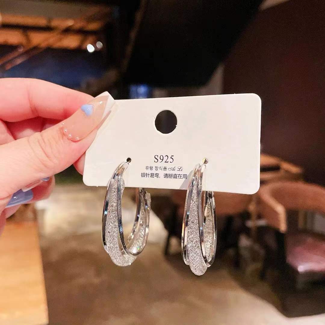 Reticulated zircon circle earrings, Korean version, exquisite temperament, high-end sense, new niche design, light luxury earrings. срібний
Reticulated zircon circle earrings, Korean version, exquisite temperament, high-end sense, new niche design, light luxury earrings. срібний