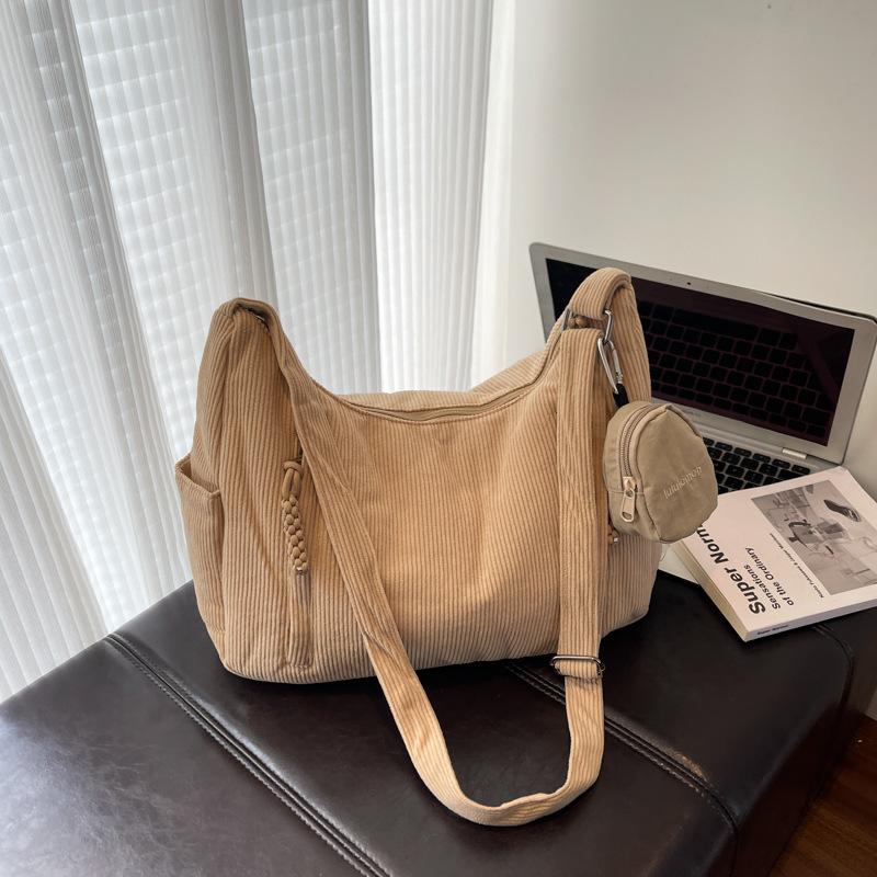 New foreign style personalized large-capacity bag niche design casual shoulder bag 2025 autumn women s messenger bag Without pendant хакі
New foreign style personalized large-capacity bag niche design casual shoulder bag 2025 autumn women s messenger bag Without pendant хакі