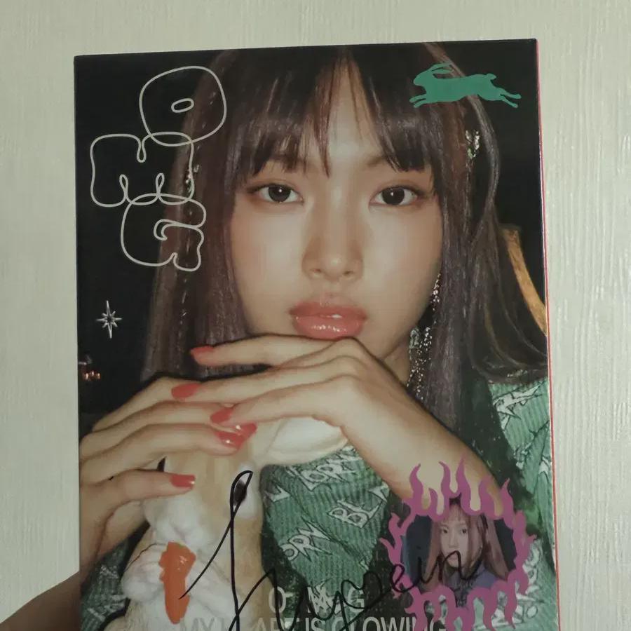 NewJeans Альбом с автографом Хеин
NewJeans Альбом с автографом Хеин