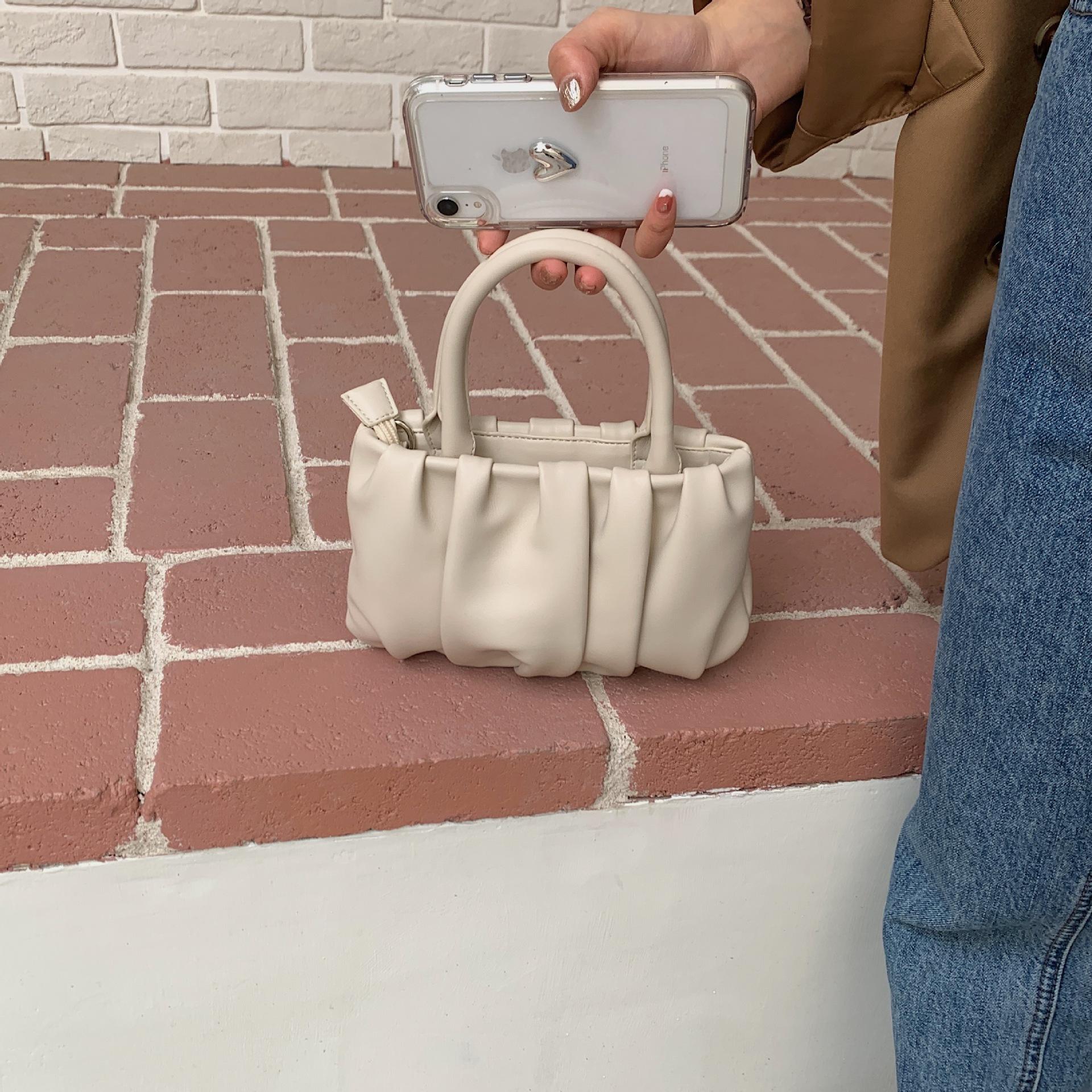 Spring Fashion Soft Leather Shoulder Messenger Bag Pleated Handbag Cloud Bag Cosmetic Bag
Spring Fashion Soft Leather Shoulder Messenger Bag Pleated Handbag Cloud Bag Cosmetic Bag