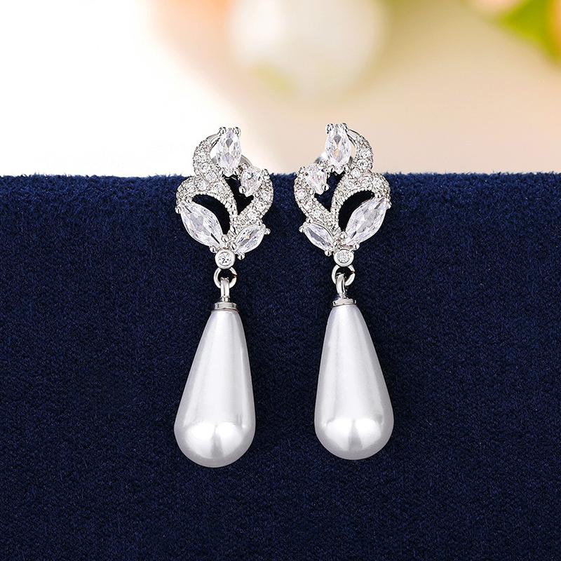 Huitan Waterdrop Imitation Pearl Drop Earrings Women New Aesthetic Wedding Accessories Temperament Lady Earrings Party Zircon
Huitan Waterdrop Imitation Pearl Drop Earrings Women New Aesthetic Wedding Accessories Temperament Lady Earrings Party Zircon