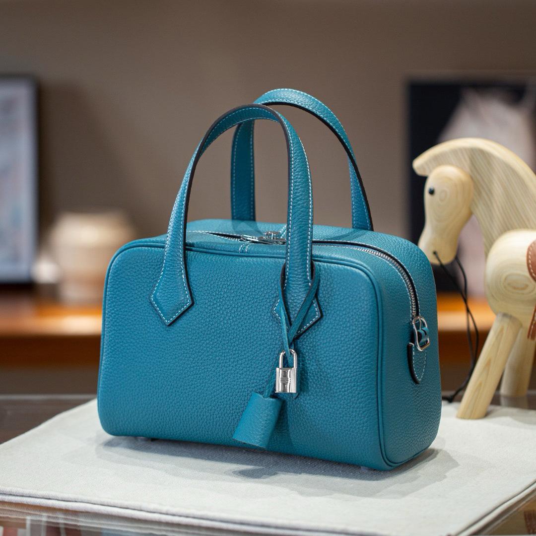 2025 Новый Head Layer TC Кожаная сумка-подушка Victoria Bowling, ручная сумка на одно плечо с диагональным поперечным креплением 27x18x11.5cm синий
2025 Новый Head Layer TC Кожаная сумка-подушка Victoria Bowling, ручная сумка на одно плечо с диагональным поперечным креплением 27x18x11.5cm синий