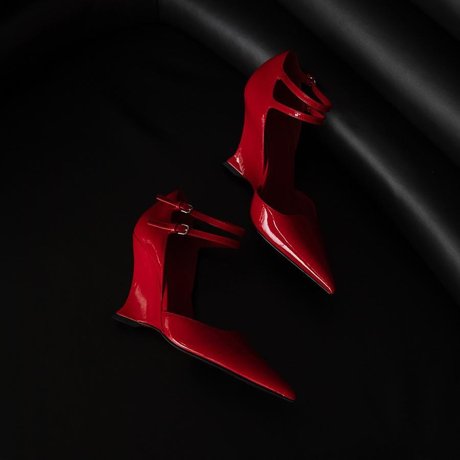 High heel pointed head shallow mouth single shoes women s wedge heel soft leather 2024 spring catwalk model buckle sexy black high heels 35 чёрный
High heel pointed head shallow mouth single shoes women s wedge heel soft leather 2024 spring catwalk model buckle sexy black high heels 35 чёрный