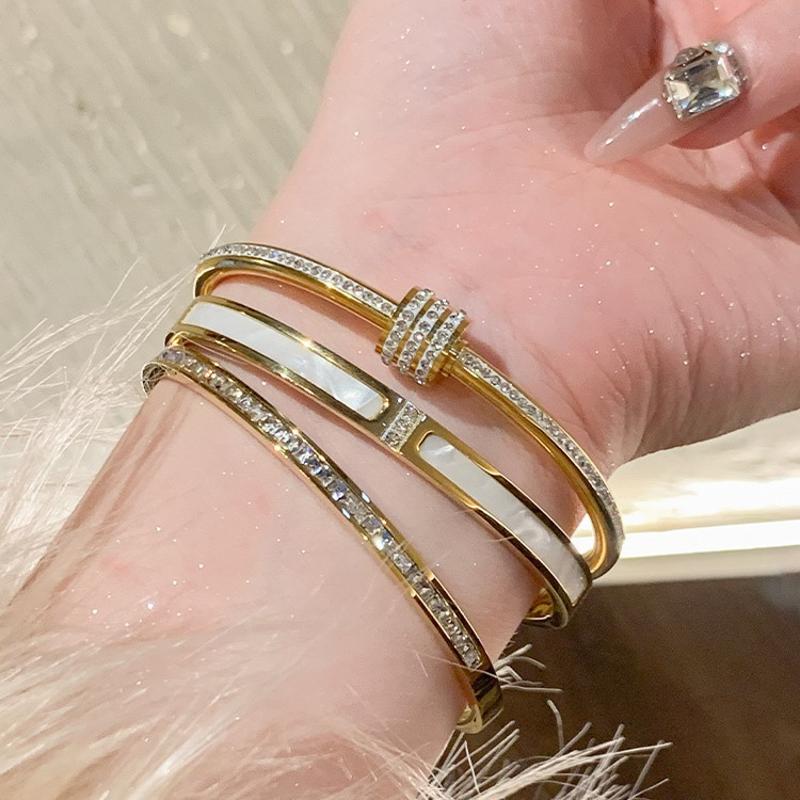1PC Titanium Steel Stainless Steel Inlaid Zircon Gold Plated Bracelet, Classic And Simple Style, Suitable For Women s Daily Wear
1PC Titanium Steel Stainless Steel Inlaid Zircon Gold Plated Bracelet, Classic And Simple Style, Suitable For Women s Daily Wear