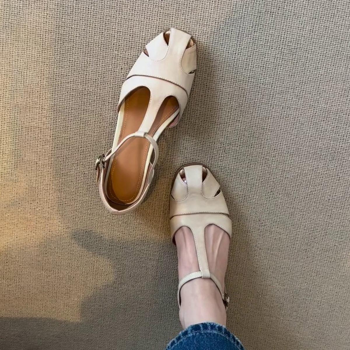 Retro hollow bag head sandals women s one-word buckle strap thick heel versatile round head sandals pig cage shoes 35
Retro hollow bag head sandals women s one-word buckle strap thick heel versatile round head sandals pig cage shoes 35