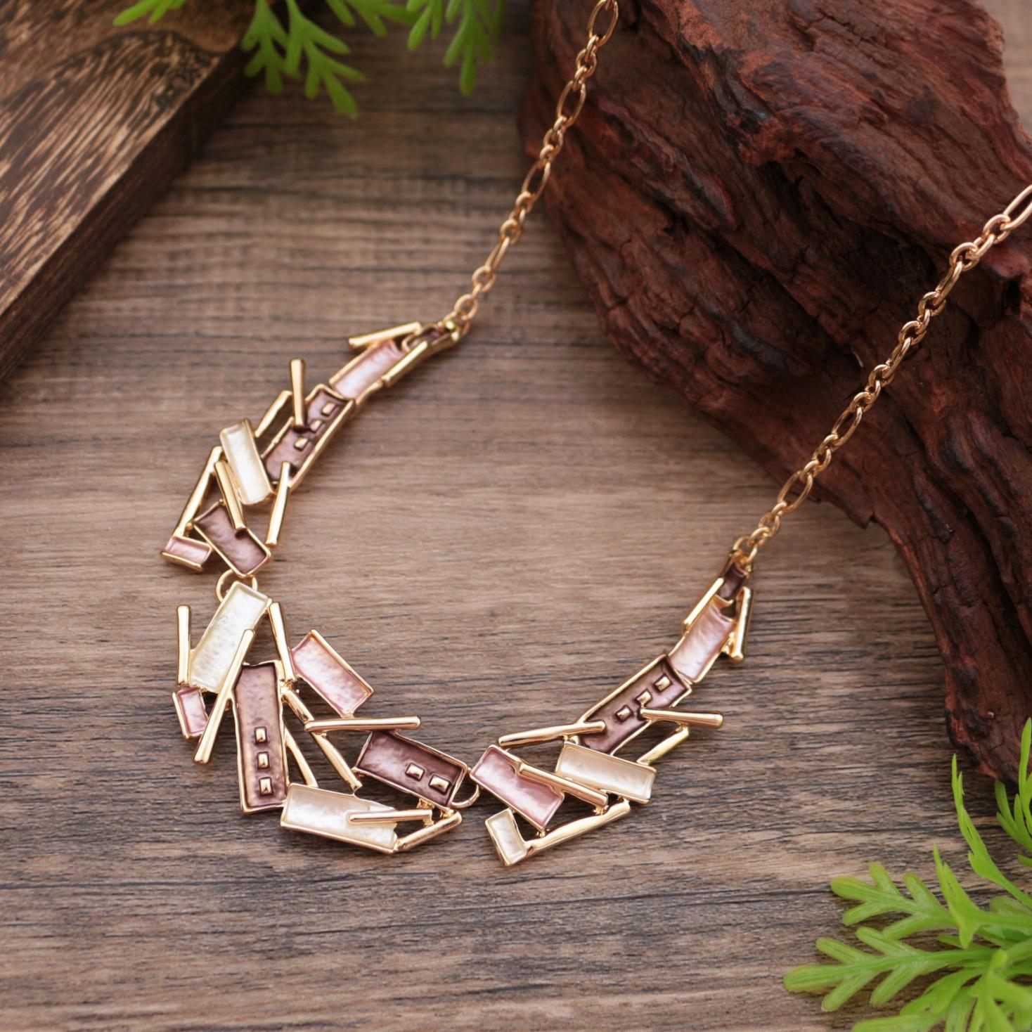 Новое эмалевое колье с нерегулярными геометрическими линиями, женское преувеличенное геометрическое колье из сплава
Новое эмалевое колье с нерегулярными геометрическими линиями, женское преувеличенное геометрическое колье из сплава