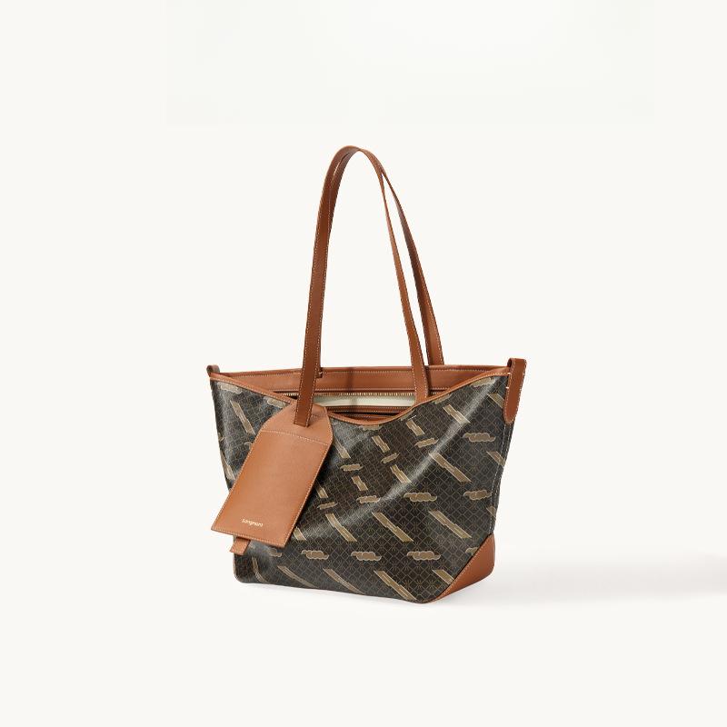 Сумка-тоут Valley из серии монограмм в традиционном китайском стиле — это вместительная сумка для поездок на работу через плечо.
Сумка-тоут Valley из серии монограмм в традиционном китайском стиле — это вместительная сумка для поездок на работу через плечо.