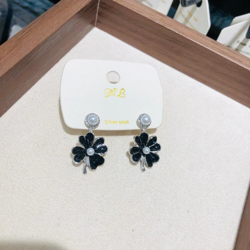 Fashion Exquisite Oil Drop Inlaid Pearl Small Daisy Flower Earrings Women s High Sense Niche Personality Versatile
Fashion Exquisite Oil Drop Inlaid Pearl Small Daisy Flower Earrings Women s High Sense Niche Personality Versatile