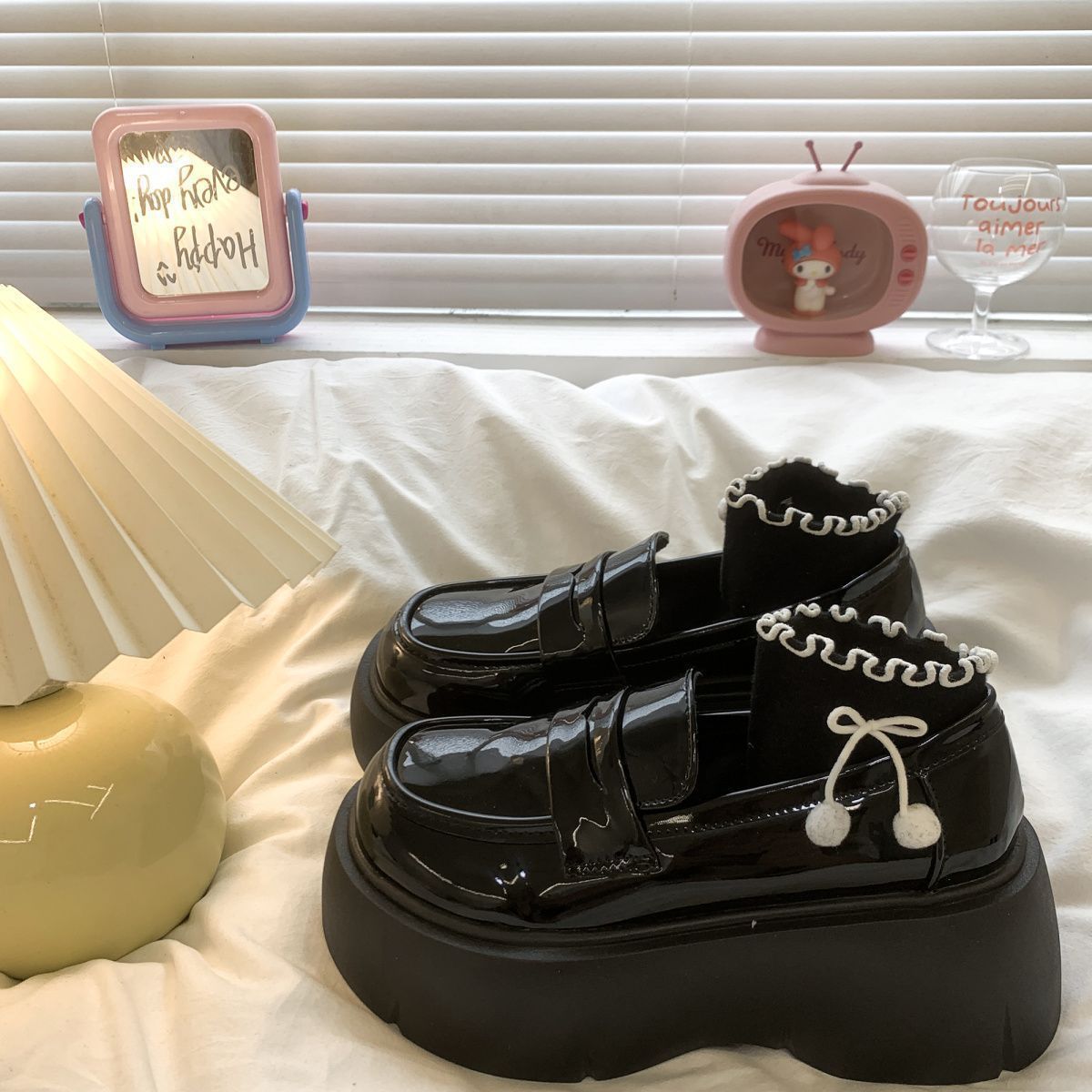 Маленькие кожаные туфли британского стиля 7 см, женские яркие кожаные мокасины ~ весенние и летние юбки, носки, туфли Мэри Джейн 35
Маленькие кожаные туфли британского стиля 7 см, женские яркие кожаные мокасины ~ весенние и летние юбки, носки, туфли Мэри Джейн 35