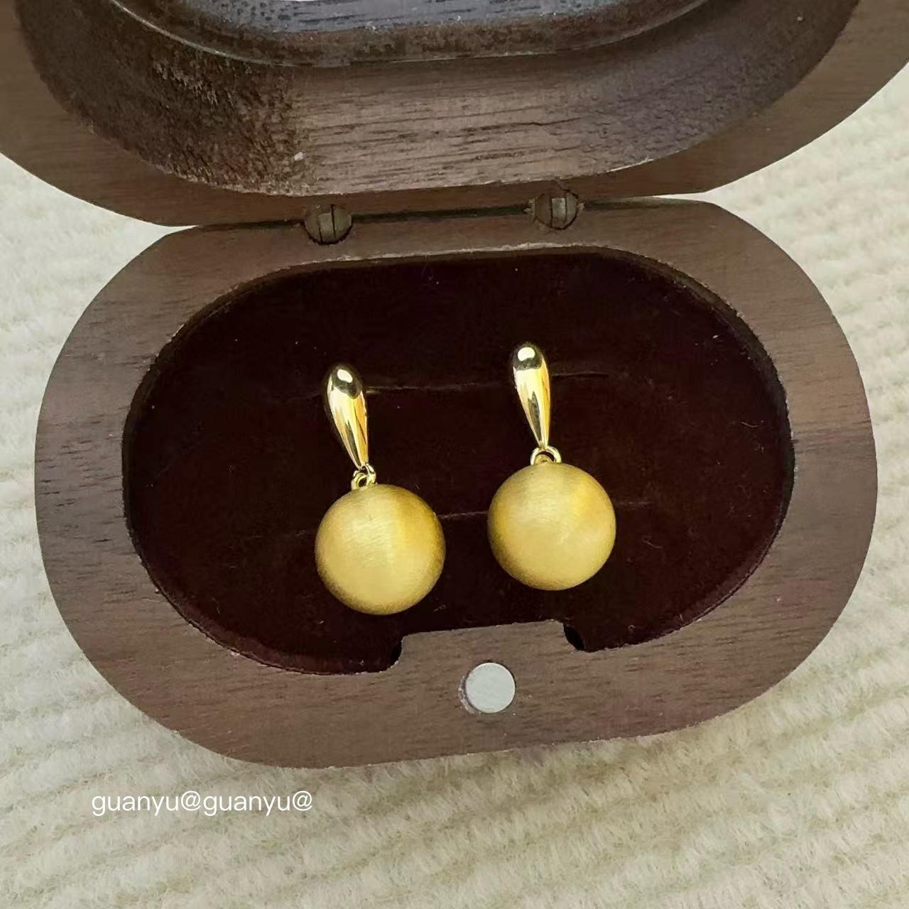 Retro Brushed Metal Ball Stud Earrings - Elegant, High-End, Versatile Fashion for Women
Retro Brushed Metal Ball Stud Earrings - Elegant, High-End, Versatile Fashion for Women