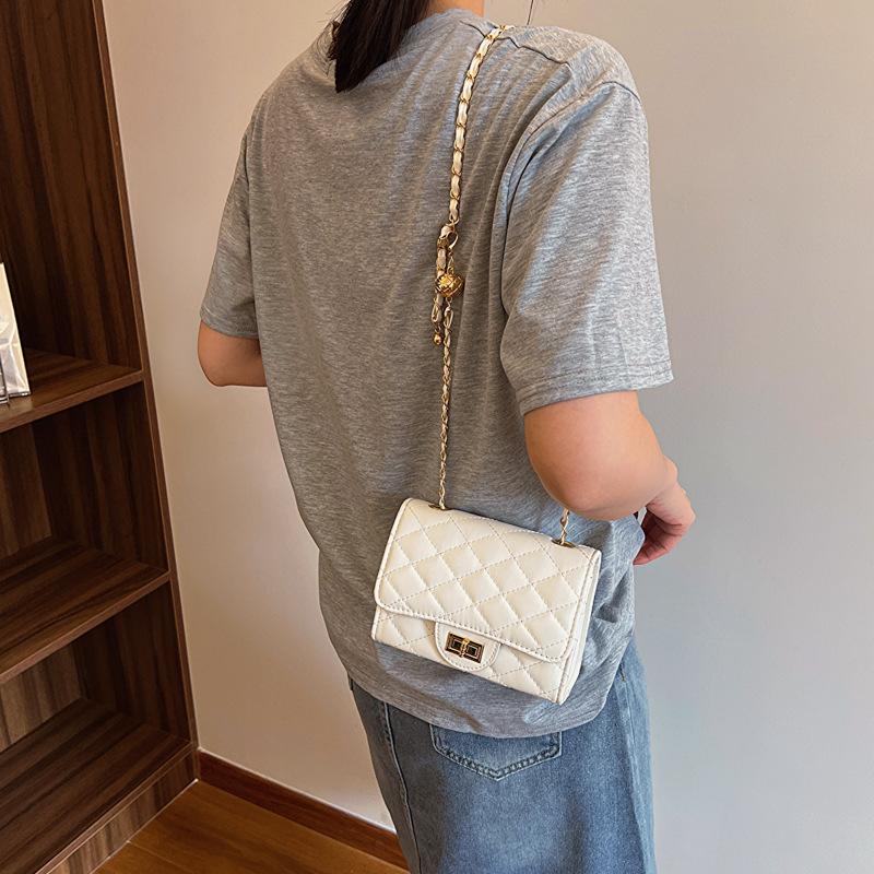Fashion trend simple solid color foreign style 2025 new embroidery thread diamond lock chain crossbody shoulder small square bag
Fashion trend simple solid color foreign style 2025 new embroidery thread diamond lock chain crossbody shoulder small square bag