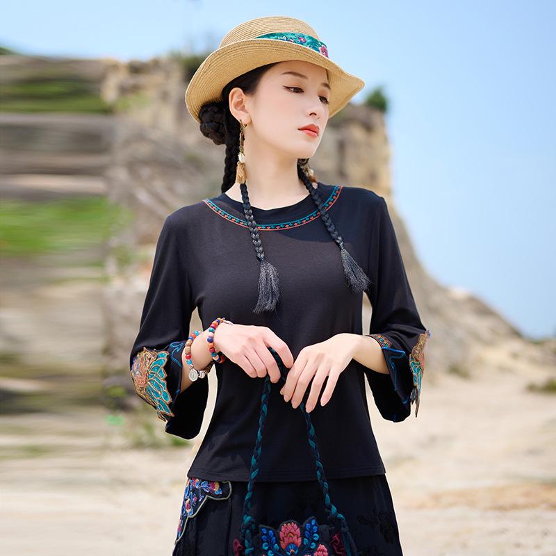 Женская модальная футболка с этнической вышивкой и рукавами-колокольчиками - Лестная и стройнящая базовая вещь. XL чёрный
Женская модальная футболка с этнической вышивкой и рукавами-колокольчиками - Лестная и стройнящая базовая вещь. XL чёрный