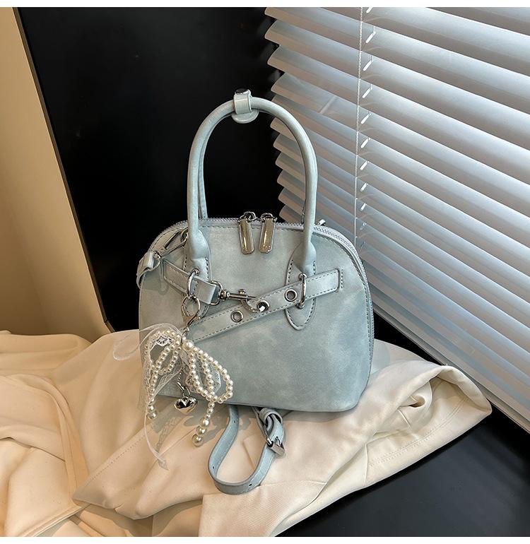 2025 spring new simple trend fashion hand shell bag niche personality versatile foreign style women messenger bag
2025 spring new simple trend fashion hand shell bag niche personality versatile foreign style women messenger bag