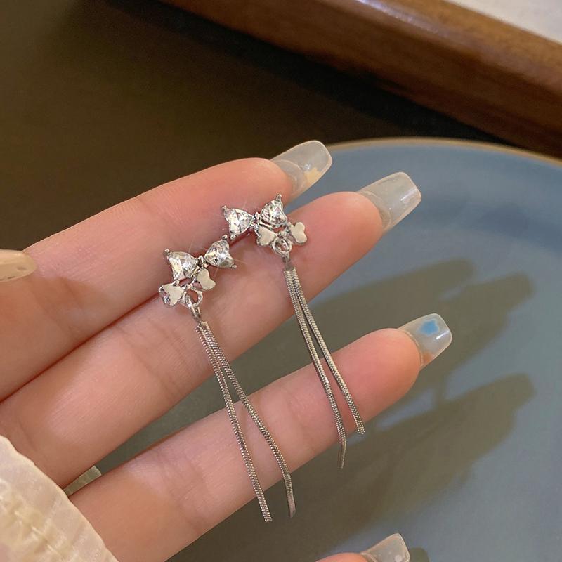 Серьги с бантом и бриллиантовой бахромой, женские нишевые дизайнерские высококачественные длинные серьги-гвоздики, новые серьги в иностранном стиле 2024 года
Серьги с бантом и бриллиантовой бахромой, женские нишевые дизайнерские высококачественные длинные серьги-гвоздики, новые серьги в иностранном стиле 2024 года