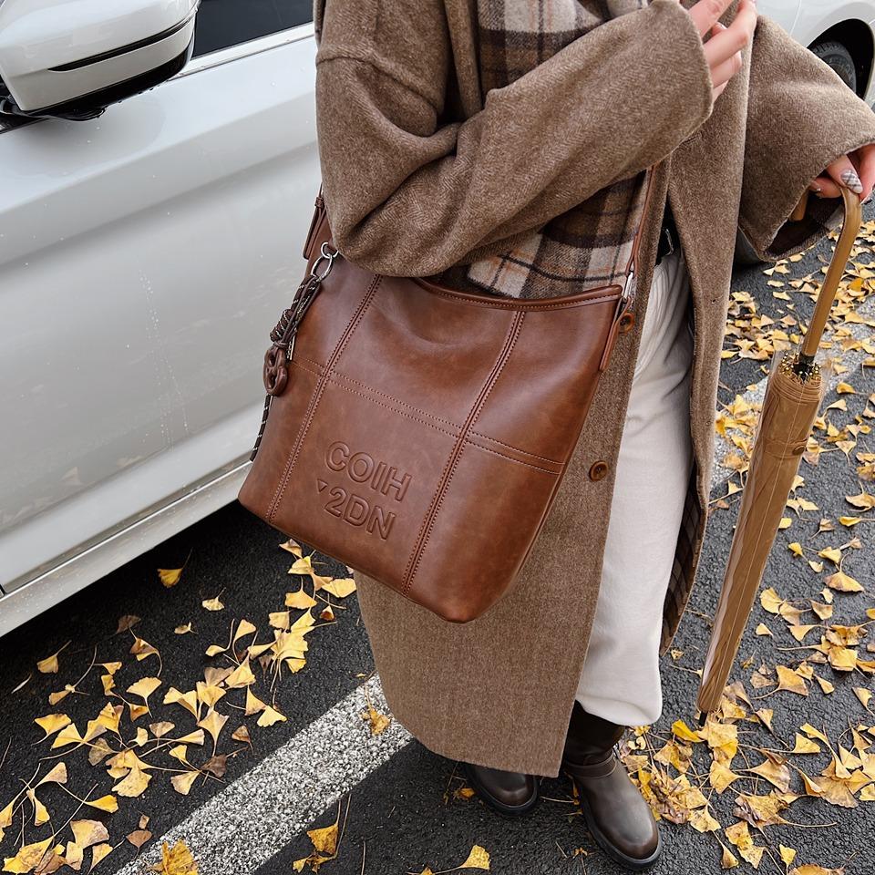 Large capacity fashion texture soft leather commute 2025 winter trendy new shoulder bag letter indentation underarm tote bag 27*15*31 коричневий
Large capacity fashion texture soft leather commute 2025 winter trendy new shoulder bag letter indentation underarm tote bag 27*15*31 коричневий