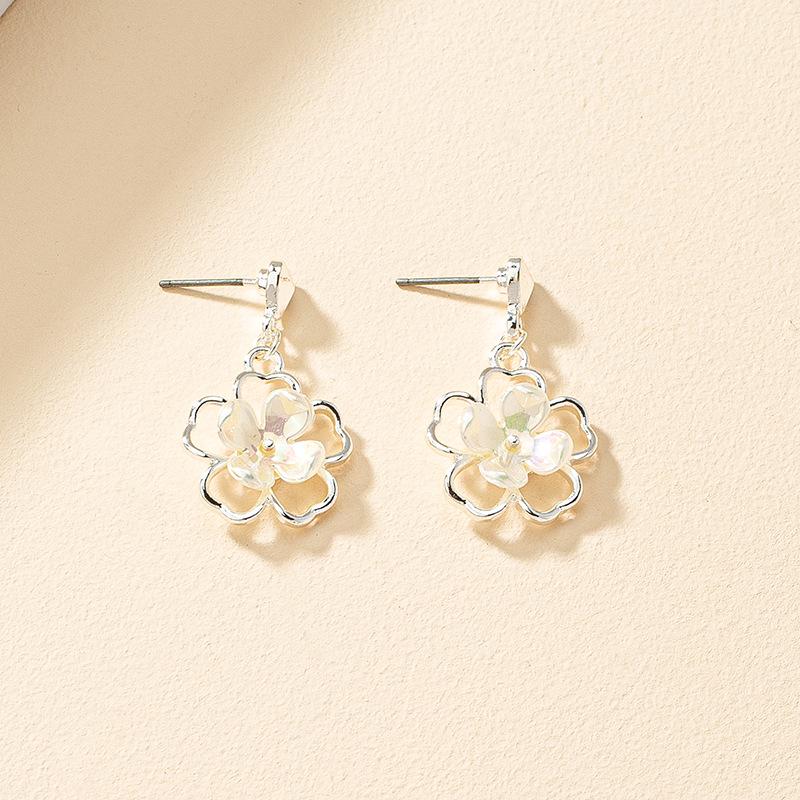 Korean Style Heart & Pearl Stud Earrings: French Retro Flower Design, Simple Fashion Jewelry for Women
Korean Style Heart & Pearl Stud Earrings: French Retro Flower Design, Simple Fashion Jewelry for Women