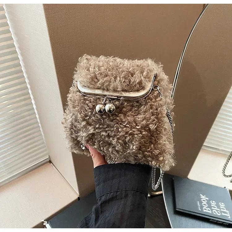 Niche Lamb Furry Bag Женская новая осенне-зимняя сумка с плюшевой текстурой через плечо Сумка-цепочка Изысканная маленькая сумка с мехом
Niche Lamb Furry Bag Женская новая осенне-зимняя сумка с плюшевой текстурой через плечо Сумка-цепочка Изысканная маленькая сумка с мехом